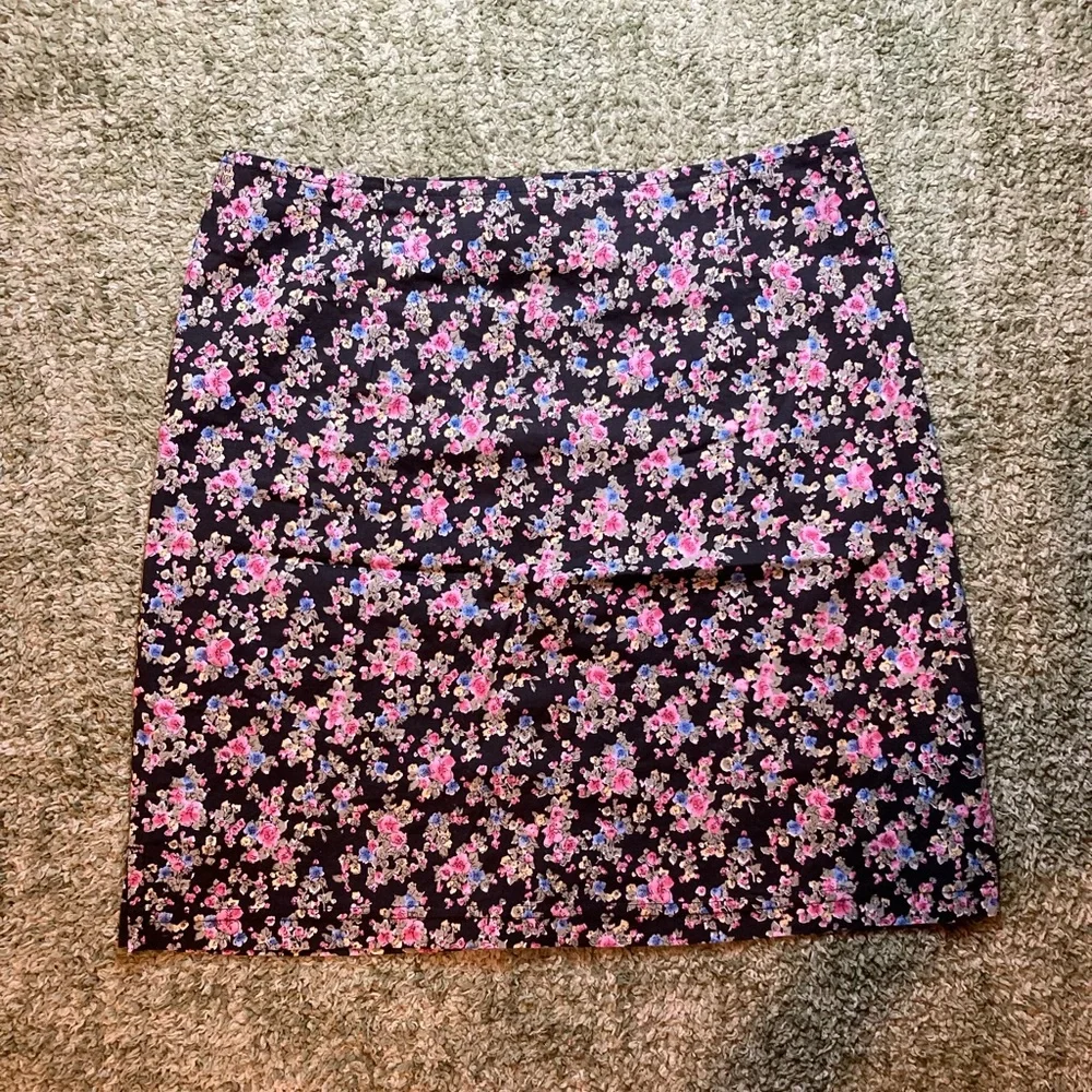 Vintage Blue brand skirt, size 7. Delicate floral pattern on a black backdrop. - Picture 2 of 9